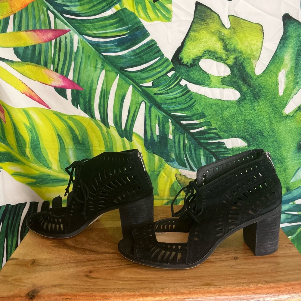 Vince Camuto 6.5M Black Perforated Leather Zip Back Casual Summer Chunky Heels